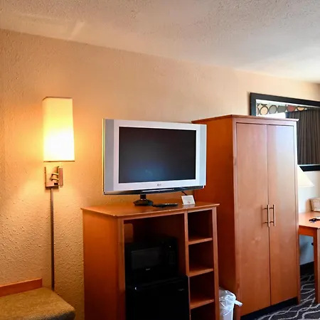 Quality Inn & Suites I-35 Near Frost Bank Center-3